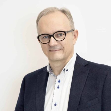 Pan Jacek Walkiewicz - charyzmatyczny mówca w sali wykładowej
